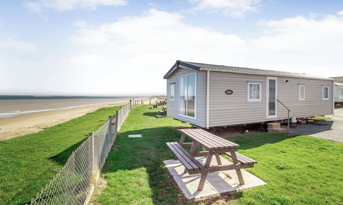 Bacton House | Castaways Oyster 8 Sea View (Pet)