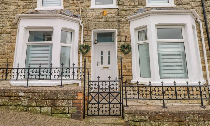 Bridgend Cottage | CASTELL NEWYDD, family friendly, with open fire in Bridgend
