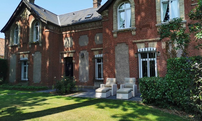 Nielles-les-Blequin Other | Castle and outbuildings, 19 bedrooms, 11 bathrooms, sleeps 35