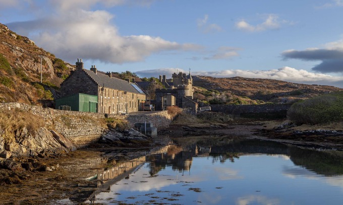Harris Cottage | Castle Cottage - sleeps 6 guests in 3 bedrooms
