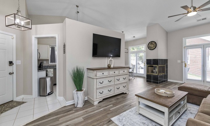 Lexington House | Castle Glow - Townhome Walk to Kroger Field - UK - Grill