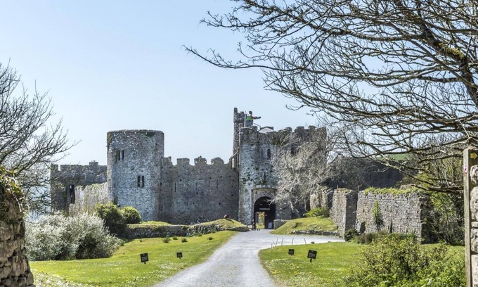 Manorbier Villa | Castle House - Manorbier Castle - 5 Bedroom Castle House - Manorbier