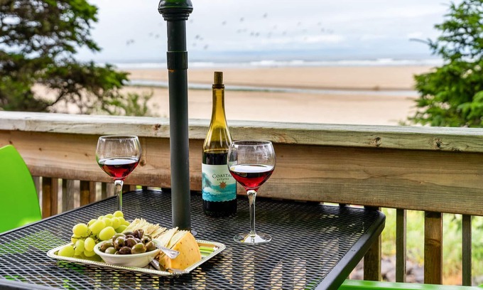 Cannon Beach House | Castle:}Ocean&BeachViews~DogsOK~Walk to Eats~Shops~Galleries~CandyStore~Bakery~