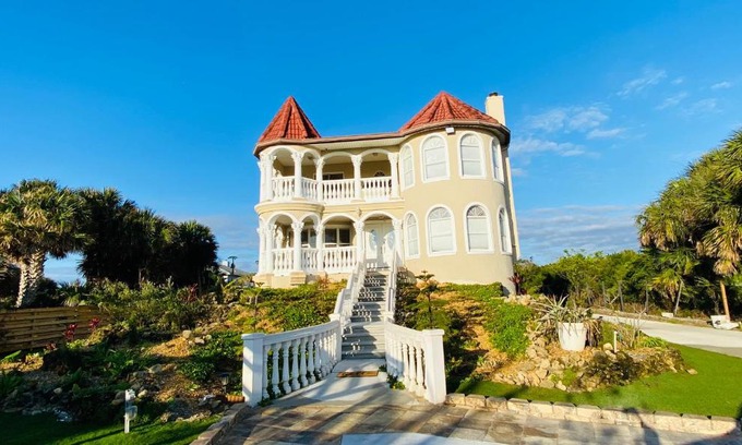 Painters Hill House | Castle, pvt pool, hot tub, beach, mini-golf, dock, fishing, ping pong