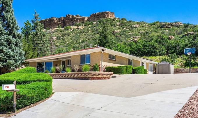 Castle Rock House | CASTLE ROCK - EXPLORERS WONDERLAND-WALK TO DOWNTOWN!