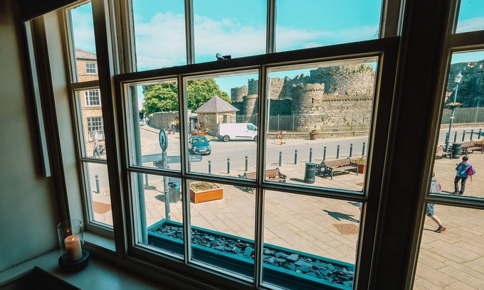 Beaumaris Apartment | Castle View - a coastal that sleeps 2 guests in 1 bedroom