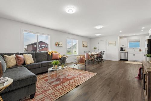 Pincher Creek House | Castle View I Sleeps 15 I Kitchen I Netflix I TV