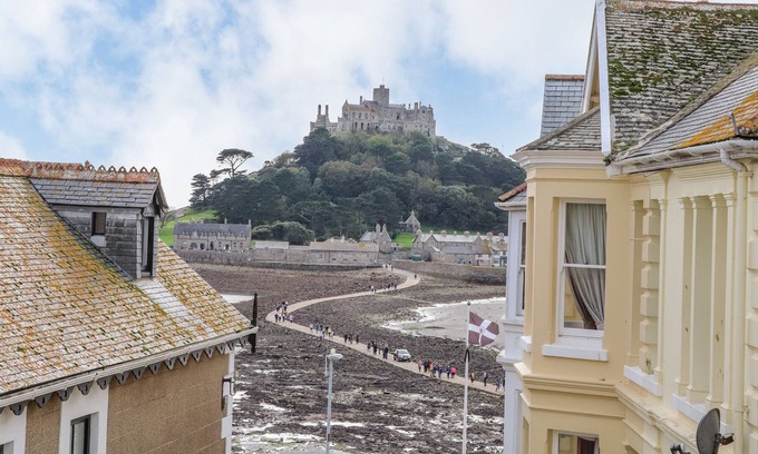 Marazion Cottage | CASTLE VIEW, pet friendly, country holiday cottage in Marazion