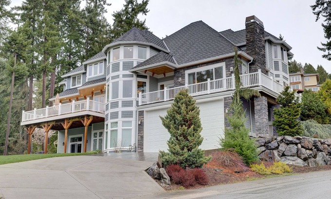 Inglewood House | Castle with the Lake Sammamish View