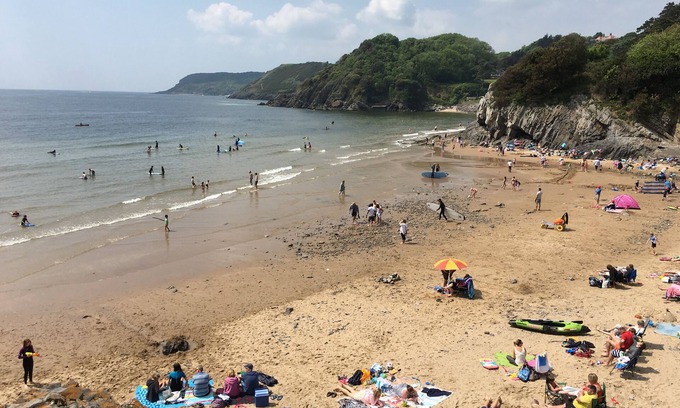 Mumbles Ski Chalet | Caswell Bay Beach Chalet, Gower. Perfect for families. 3 min. walk to beach.