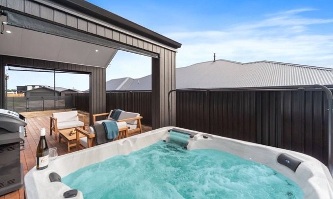 Wharewaka House | CatchN'Relax with Hot Tub