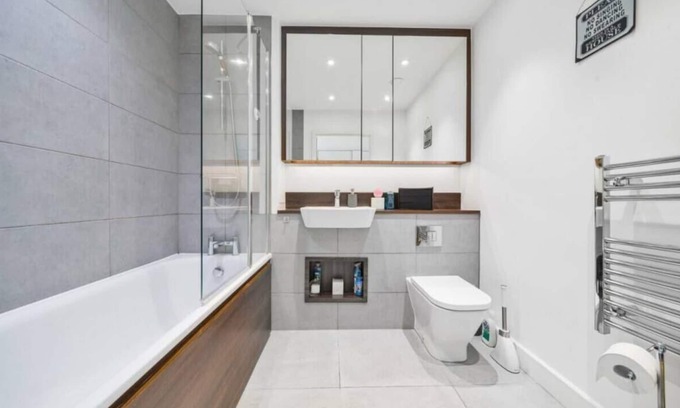 Rushey Green Apartment | Catford Bridge 1BR Flat | Fast Wi-Fi + Transit