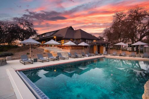 Templeton House | Cathedral by AvantStay Charming Secluded Estate w Sauna Pool Table Views of the Rolling Hills