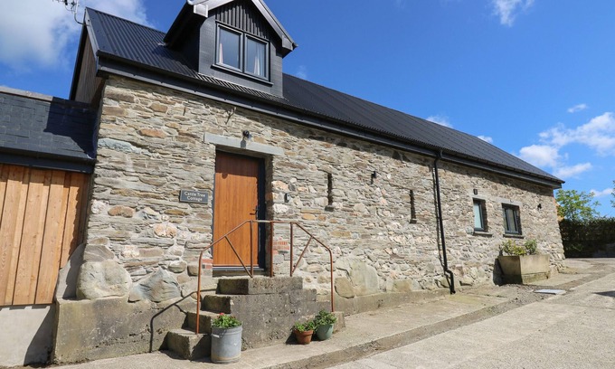 Cardigan Cottage | CATTLE TREE COTTAGE, pet friendly, with hot tub in Cardigan
