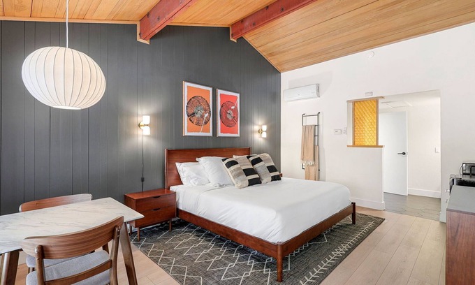 Dunsmuir Hotel | Cave Springs Resort Hotel Room 1 (Visit Mt Shasta)