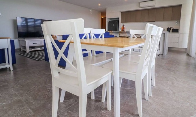 Caves Beach Apartment | Caves Beach Retreat - beach and local cafes