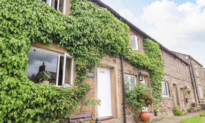 Pendleton Cottage | CAWTHORNE COTTAGE, character holiday cottage in Barrow, Lancashire