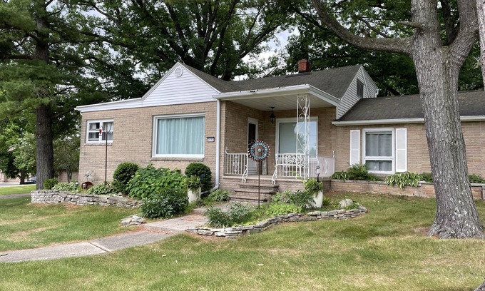 Green Bay House | Cayo Estate LLC ~ Harmonious blend of city comforts and woodland tranquility