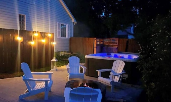 Coeur d'Alene Cottage | CDA Cottage - Downtown/Sanders Beach - Hot Tub - Fire Pit