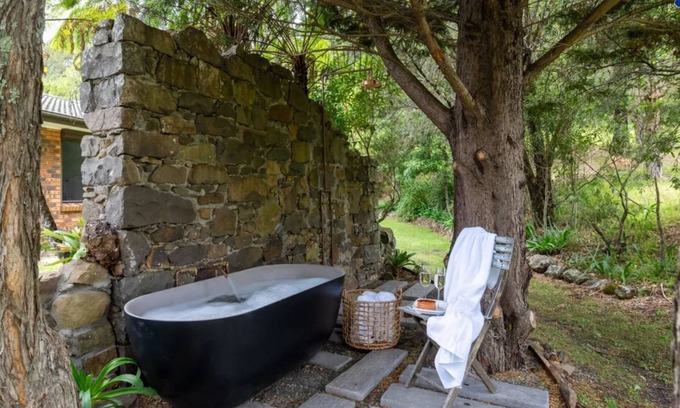 Broughton Village House | Cedar Corner – serene rural retreat