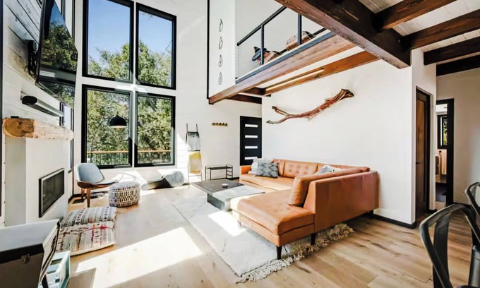 Idyllwild House | Cedar Haus: Modern Family Haven w Game Room, Hot Tub, EV Charger, Fully Fenced Y