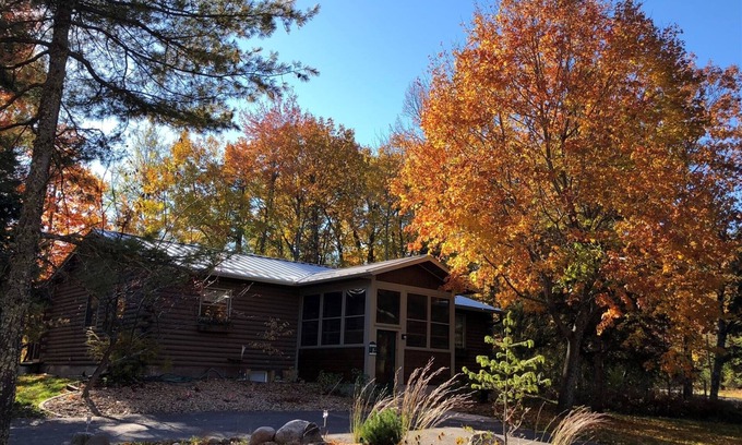 La Pointe Cabin | Cedar Log Cabin - Family Cabin located on the Robert Trent Jones Golf Course
