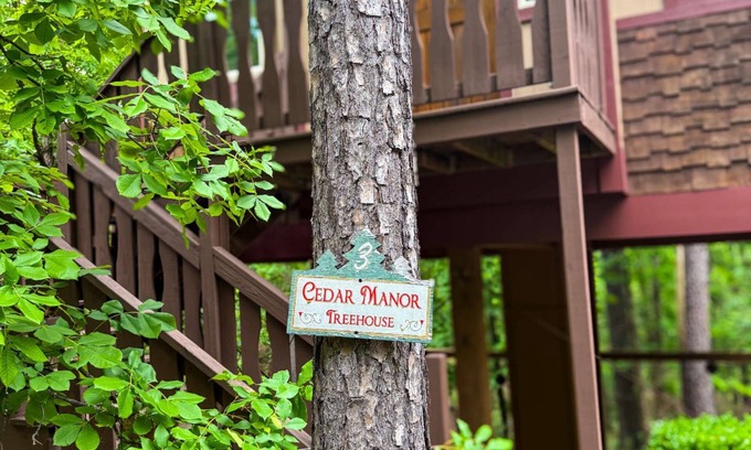 Eureka Springs Cottage | Cedar Manor Treehouse with Jacuzzi
