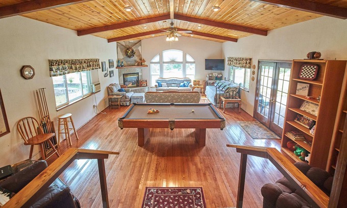 Oakhurst House | Cedar Meadow Escape- Pool table/Wifi/BBQ