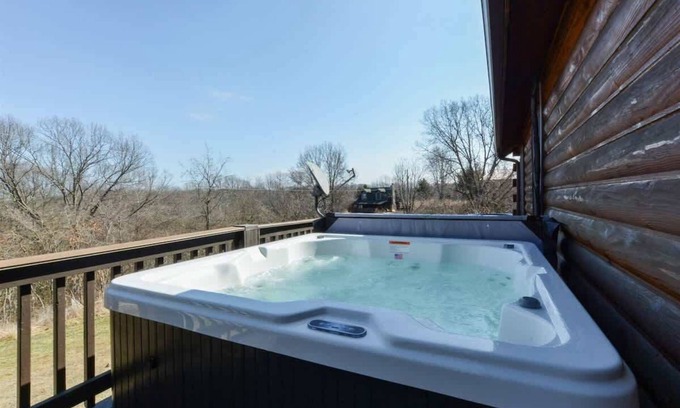 Big Cedars Cabin | Cedarside Lodge - Close to Nature's Arena Concerts
