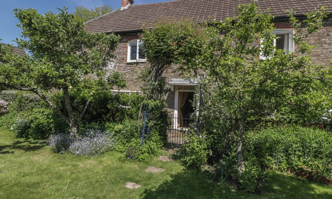 Llangattock Lingoed Cottage | CEFN CAMPSTONE, pet friendly, with open fire in Abergavenny