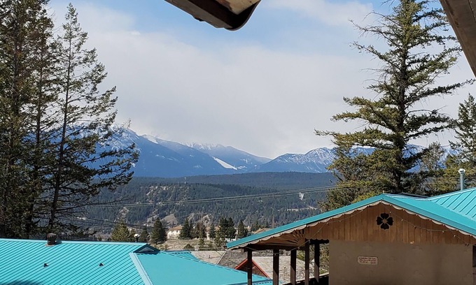 East Kootenay Cabin | Celadon Lodge