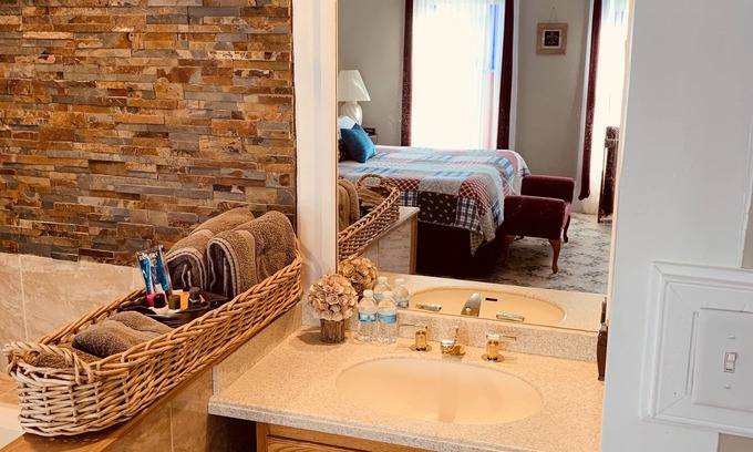 Conneaut Bed & Breakfast | Centennial Inn Bed & Breakfast