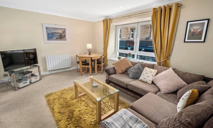 Oban Apartment | Central Stay on Main st. w/Harbour Views