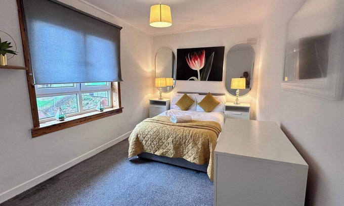 Greenock Apartment | Central 1-Bed Apt, Sleeps 4, 5 mins to Station