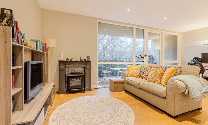 Elephant and Castle Apartment | Central 1BR flat w balcony, 10min Elephant&Castle