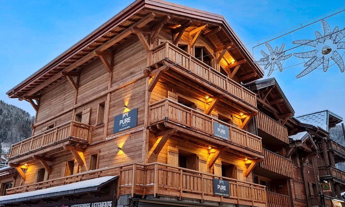 Morzine Ski Chalet | Central 20 person chalet with hot tub and sauna