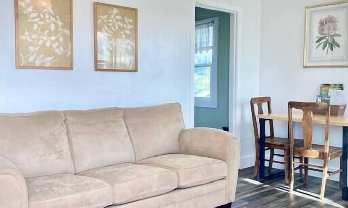 Arcata Apartment | Central 2nd Floor Flat