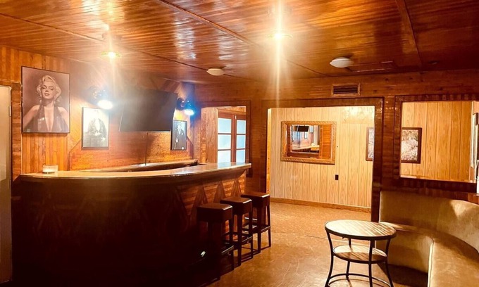 Redding House | Central 3-bedroom house in Redding with Pool & Vintage Bar Room