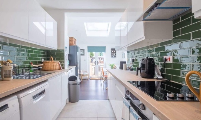 Cambridge House | Central 4 Bed Home With Parking