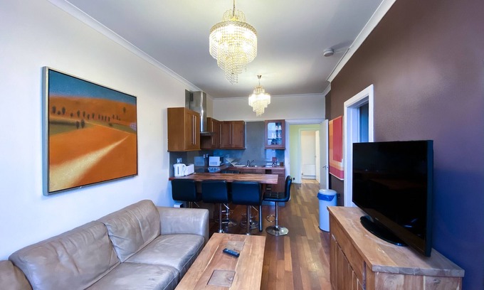 Old Town Apartment | Central 5 bedroom apartment, minutes from Royal Mile