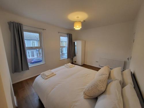 Tooting Apartment | Central 5BR Retreat - Walk to Tube, Explore London