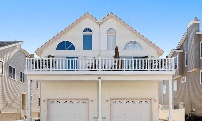 Sea Isle City House | Central A/C, Internet, TV, Deck, Off-Street Parking, Well Equipped Kitchen