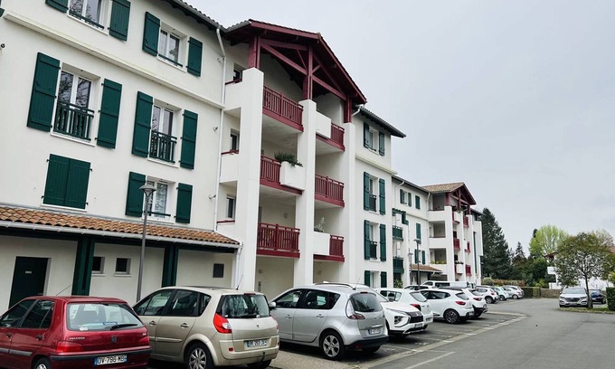 Cambo-les-Bains Apartment | Central Apartment with Terrace Parking Internet