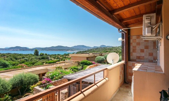 Portisco Apartment | Central Apartment ‘Bilocale Asfodeli 2’ Close to Beach with Balcony & Sea View
