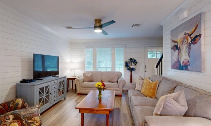 College Station House | Central Charm - 2mi to TAMU, quick walk to Central Park