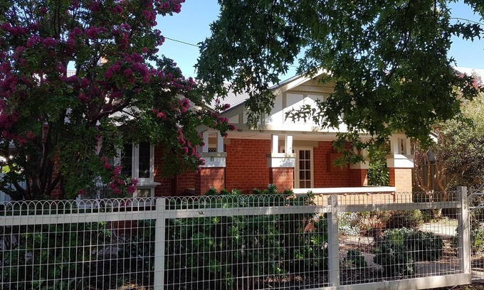 Albury House | Central Crisp- gorgeous period home with free wifi! - Classic period home with four bedrooms