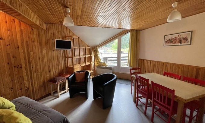 Laveissiere Apartment | Central Duplex with Balcony – Sleeps 6/8, Pets Welcome