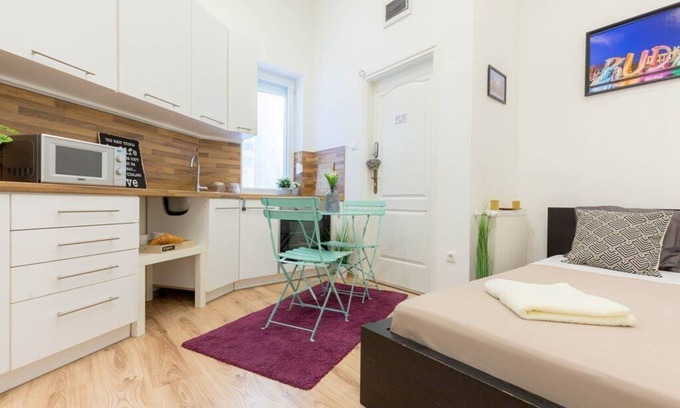 Inner City Budapest Apartment | Central Homy Studio for Couples