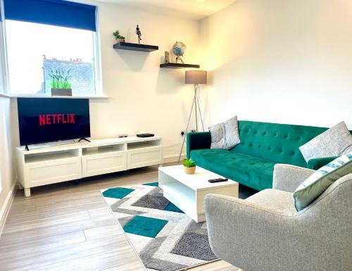 Leigh-on-Sea Apartment | Central Leigh, on the Broadway, private gated parking, balcony