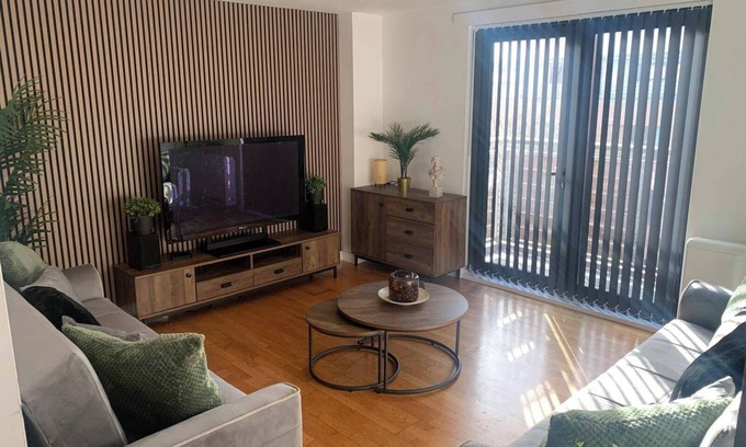 Chinatown Apartment | Central Liverpool Apartment-Sleeps 6-Free Parking